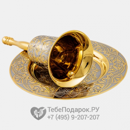 Колокольчик украшенный на блюдце